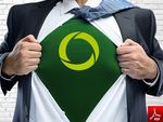 Ein Mann im Anzug zieht mit beiden Händen sein Hemd auseinander und man sieht einen Superheldenanzug mit dem Steuerring-Logo