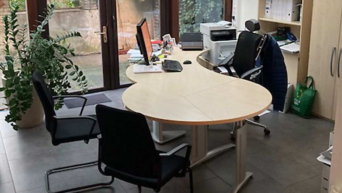 Ihr zukünftiger Arbeitsplatz in der Steuerring-Beratungsstelle Neuwied. Ein Schreibtisch mit PC in einem gut durchleuchteten, modernen Büro.