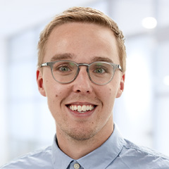 Der junge und blonde Steuerring-Berater Oliver Lampe lächelt in die Kamera