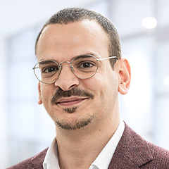 Der Steuerring-Berater Selçuk Yavuz trägt eine Brille und lächelt 
