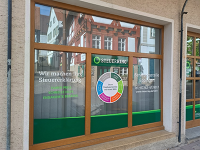 Die Aussenansicht des Steuerring-Büros, beklebt mit Steuerring-Werbung.