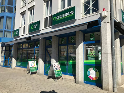 Außenansicht des Steuerring-Büros in Rosenheim. Eine sehr breite Front mit drei Fensterfronten.