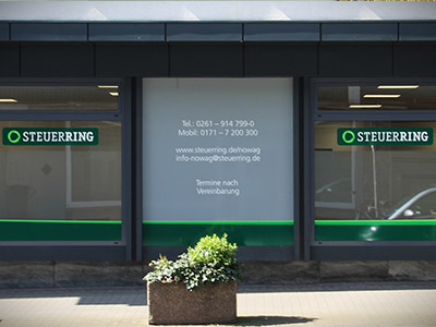 Das Bild zeigt die Außenansicht eines Gebäudes mit drei großen Schaufenstern auf denen steht "STEUERRING". Auf dem mittleren Schaufenster steht die Adresse der Beratungsstelle.
